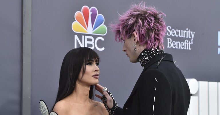 1743155830 urlhttps3A2F2Fcalifornia times brightspot.s3.amazonaws.com2Fbb2Fd72F9585316b43e39a24ed29aeffc0692F2022 billboard music awards arrivals 94132