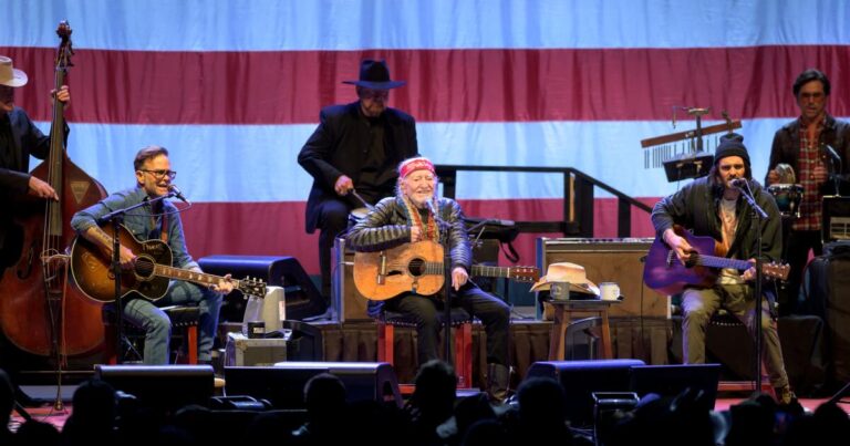 urlhttps3A2F2Fcalifornia times brightspot.s3.amazonaws.com2F5a2Ff32Fdab8c3dc4b3f886633a75e8cbe202Fwillienelson 5162025 hollywoodbowl stevorood 24